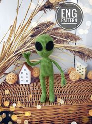 Amigurumi alien crochet pattern. Alien doll crochet tutorial. Stuffed Alien green man pattern. Amigurumi UFO crochet PDF