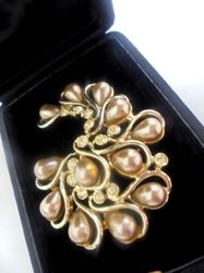 SARAH COVENTRY pearl brooch with white Swarovski crystals Original in gift box