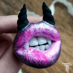 Lips brooch with horns