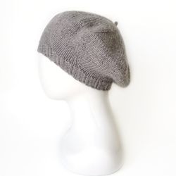 Cozy Hand-Knit Alpaca Wool Women's Beret in Grey - Luxuriously Warm and Stylish Crafted with Care from Soft Alpaca Yarn.