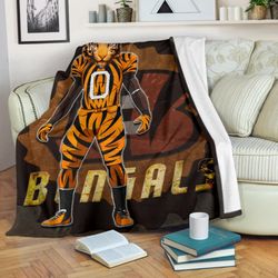 Cincinnati Bengals American Football Bengals Player Wearing Tiger Suit Bengal Head Sherpa Fleece Quilt Blanket BL3243 -