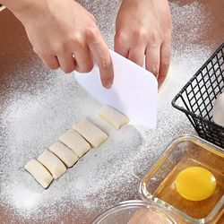 Kitchen Utensils: Plastic Dough Cutter for Cake, Fondant, Bread, Pizza, Pastry