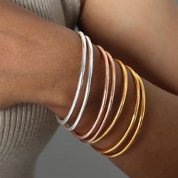 minimalist round gold stainless steel bracelet for women: elegant & popular fashion accessory