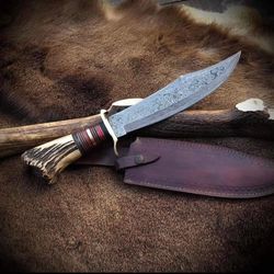 "Exquisite Damascus Hunting Knife - Handcrafted Culinary Masterpiece .