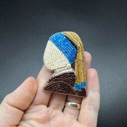 Brooch Lady with pearl earring