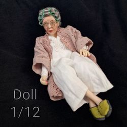 Miniature doll in 1/12 scale for the dollhouse. Size: 5,7 " ( 14,5 cm)