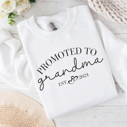 Promoted To Grandma Sweatshirt, New Grandma Gift, Grandma 2024 Sweatshirt, Pregnancy Reveal Shirt, Reveal To Grandma, Gr