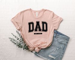 dad est 2023 shirt, dad 2023 sweatshirt, pregnancy announcement to husband shirt, dad to be shirt, dad gift from wife, d