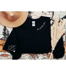 custom mama sweatshirt with children name on sleeve,