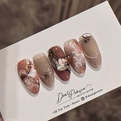 Shimmering is always going up. The memorable beauty of mother of pearl nails