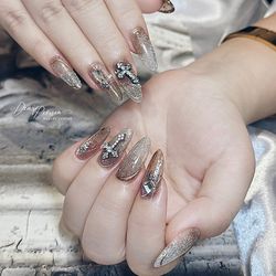 Sparkling nails with flash glitter create highlight and beauty