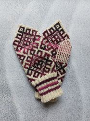 Womens wool scandinavian mittens handmade are very warm with a pattern violet