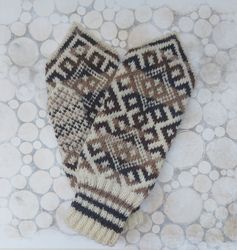 Womens wool scandinavian mittens handmade are very warm with a pattern Brown