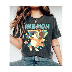 Retro Rad Mom, Rad Mom Bluey, Family TShirt, Retro Chilli Heeler Shirt, Outfit Family Shirt, Bluey Mum, Bluey Couple.jpg
