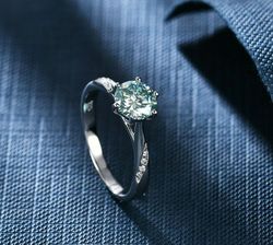 Lase Design Green Moissanite Engagement Ring 1Ct w/ Claw Prongs Round 925 Silver