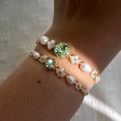 Dainty Floral Bracelet with Green Stone - Aesthetic pearl jewellery for her, Beauty floral bracelet pearls and stone