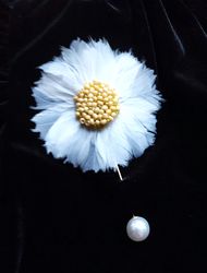 Chamomile feather Flower Brooch, Chamomile Lapel Pin, Daisy Flower feather Brooch, Daisy brooch pin, Daisy boutonniere