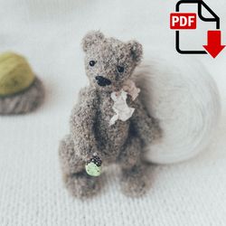 Mishanja the Bear knitting pattern. Little teddy bear step by step tutorial. DIY knitted toy. English and Russian PDF.