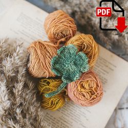 shamrock brooch knitting pattern. knitted accessories step by step tutorial. diy decorations. english pdf.