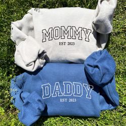 Custom MOM DAD Sweatshirt, EMBROIDERED Mommy Shirt with Kids Name, Daddy Hoodie, Christmas Gift for Family