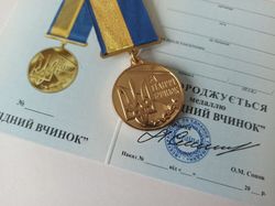 UKRAINIAN TRIDENT AWARD MEDAL "FOR A WORTHY ACTION" WITH DOCUMENT. GLORY TO UKRAINE