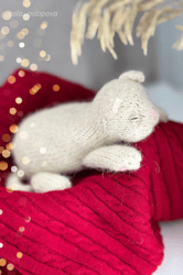 White sleeping kitten knitting pattern