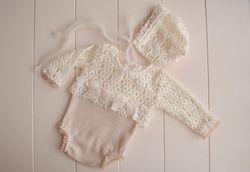 Newborn girl cream lace outfit : romper and bonnet photography prop