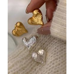 2023 Fashion hot selling retro womens earrings Carved texture peach heart earrings Jewelry gifts