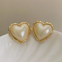2023 New Arrival Vintage Loving Heart Pearl Earrings for Women Simple Temperament Fashion Jewelry