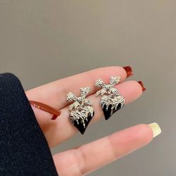 2022 New trend temperament simple black love earrings cool style designed for womens party wedding earrings accessories