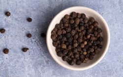 Pure Indian Black Pepper Powder Pack: Spice Up Your Culinary Journey with Bold Flavors