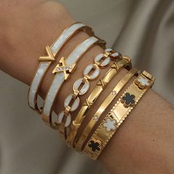 "classic stainless steel letter v charm bracelet for women - metal flower bracelets - rust-proof wrist jewelry gift - pa