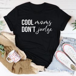 cool moms don't judge tee