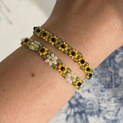 Set of Two Friendship Flower Bracelets - Daisy and Sunflower Beaded Design - Customizable Sizes - Sunflower Jewelry