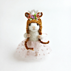 Needle felted mouse in a crochet fawn hat
