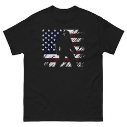 BIGFOOT ON THE BACKGROUND OF THE AMERICA FLAG Men's classic tee