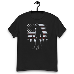 BIGFOOT ON THE BACKGROUND OF THE AMERICA Men's classic tee