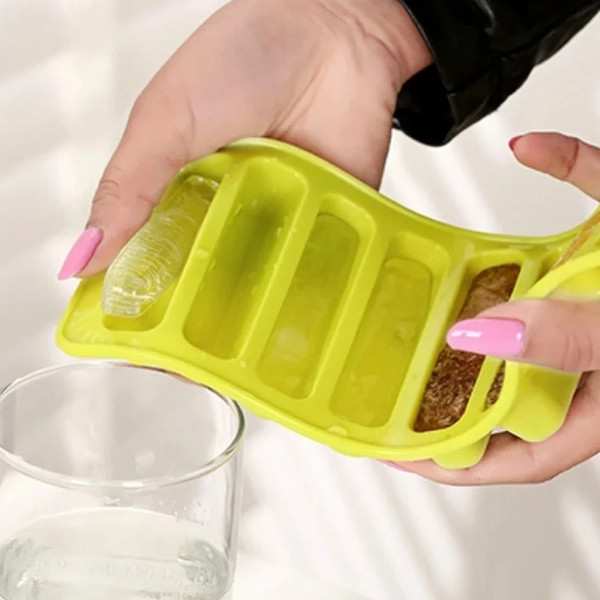 https://www.inspireuplift.com/resizer/?image=https://cdn.inspireuplift.com/uploads/images/seller_product_variant_images/bottle-ice-cube-tray-2848/1626507492_bottleicecubetray2.png&width=600&height=600&quality=90&format=auto&fit=pad