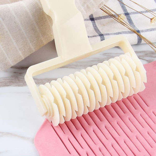 https://www.inspireuplift.com/resizer/?image=https://cdn.inspireuplift.com/uploads/images/seller_product_variant_images/lattice-pie-crust-cutter-with-roller-2853/1626510976_latticepiecrustcutter4.png&width=600&height=600&quality=90&format=auto&fit=pad