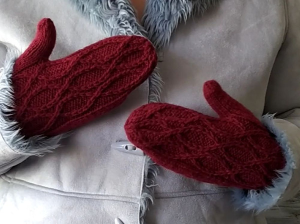 Warm-red-winter-mittens-4
