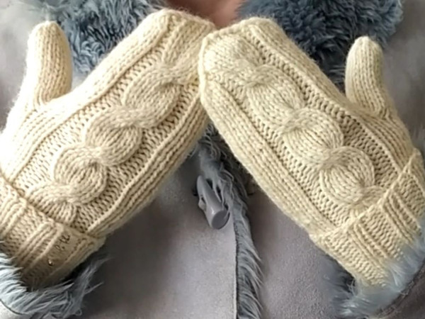 White-knitted-mittens-3