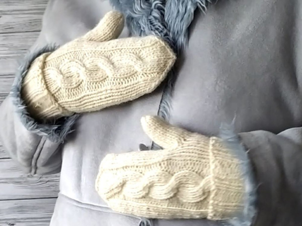 White-knitted-mittens-4