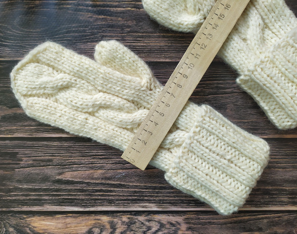 White-knitted-mittens-6