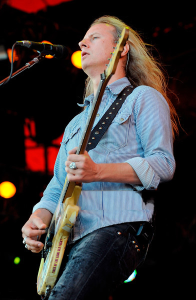 jerry cantrell guitar rock.png
