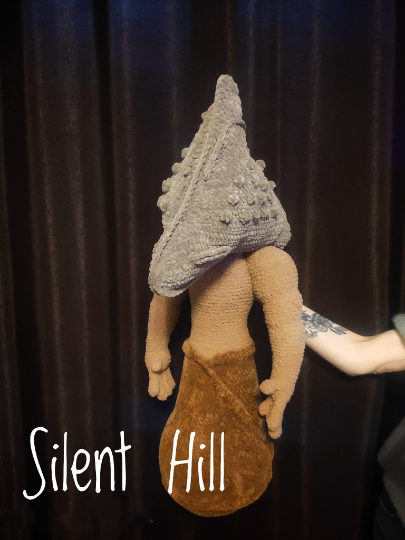 Silent Hill 2 Mini Pyramid Head Plush (MADE TO ORDER!) - Silent-Neutral's  Ko-fi Shop - Ko-fi ❤️ Where creators get support from fans through  donations, memberships, shop sales and more! The original 
