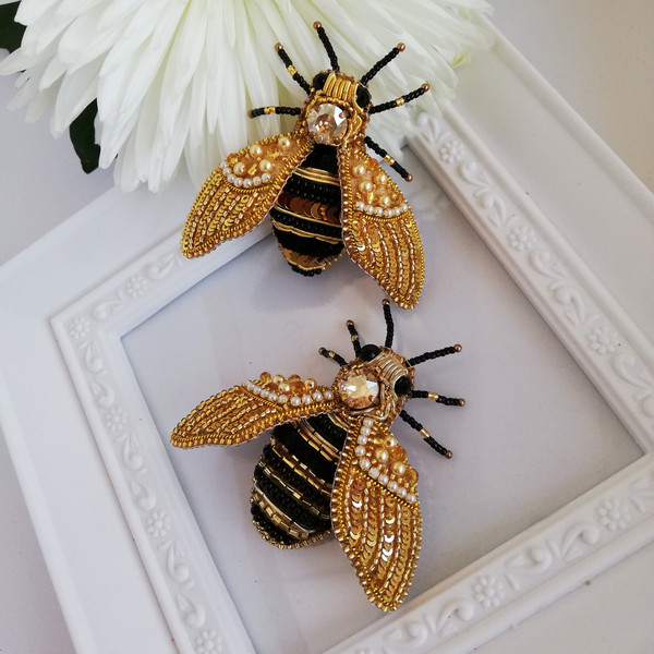 Five Bumble Bee Charms Brass Stampings for Craft Ideas - Filigree & Me