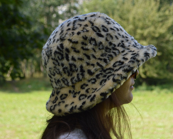 Faux fur bucket hat in leopard print. Fashion hat with animal print cheetah. Cute fluffy hat for women. Fuzzy, furry hat