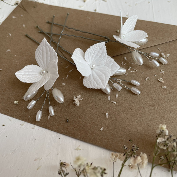 Hydrangea-blossom-bridal-hair-piece-White-hairpin-flower-hairstyle-wedding-headpiece-11e.jpg