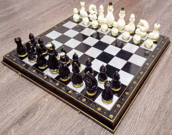 old-grandmaster-chess-set.jpg