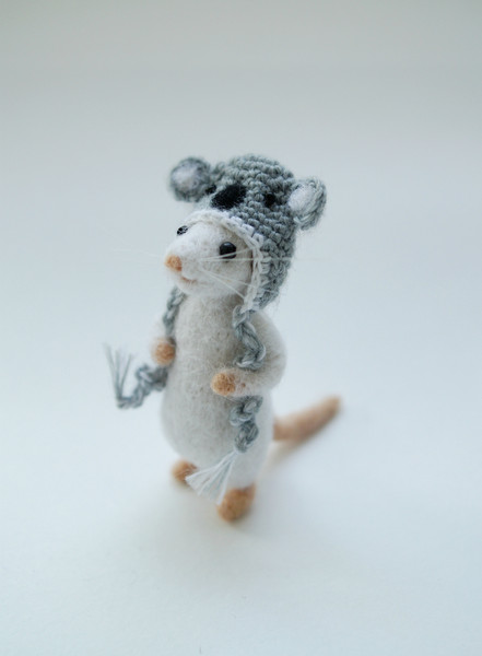 needle-felted-baby-mouse-in-hat